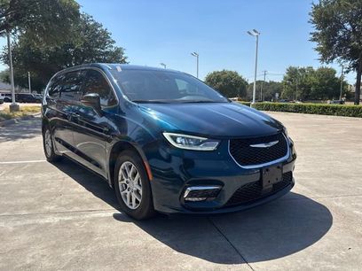 Used 2025 Chrysler Pacifica Select