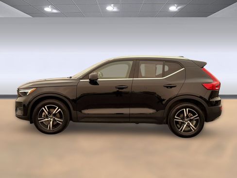 Used 2025 Volvo XC40 B5 Core AWD/4WD image 2