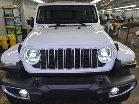 Used 2025 Jeep Wrangler Unlimited Sahara image 3