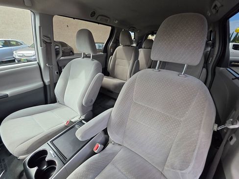 Used 2019 Toyota Sienna LE image 20