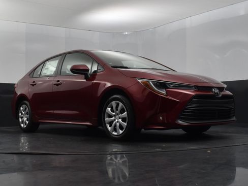 Used 2025 Toyota Corolla LE image 41