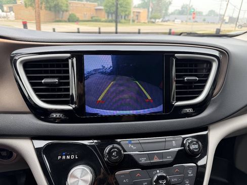 Used 2017 Chrysler Pacifica Touring-L w/ Tire & Wheel Group FWD image 13
