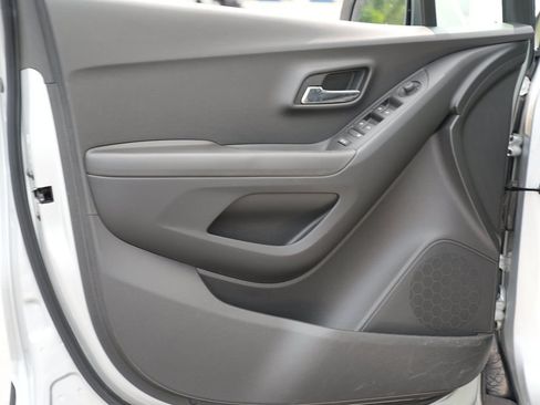 Used 2019 Chevrolet Trax LT w/ LT Convenience Package FWD image 14