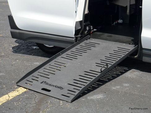 Used 2022 Chrysler Voyager LX image 9