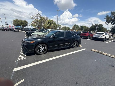 Used 2023 Toyota Camry SE FWD image 2