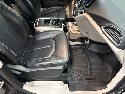 Used 2023 Chrysler Pacifica Touring-L image 34