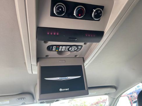 Used 2015 Chrysler Town & Country Touring w/ Driver Convenience Group FWD image 28