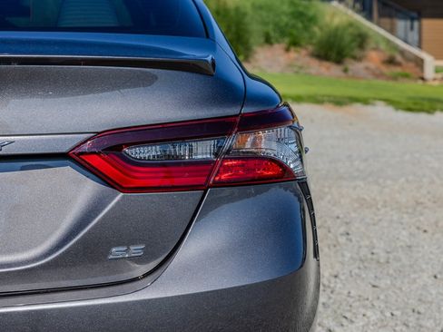 Used 2022 Toyota Camry SE FWD image 11