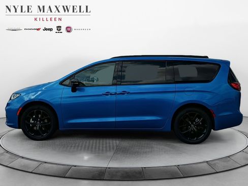 New 2026 Chrysler Pacifica Limited image 13