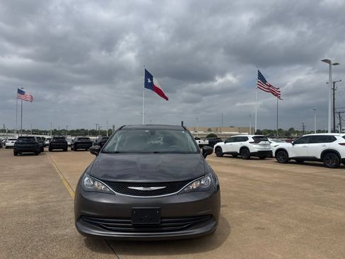 Used 2017 Chrysler Pacifica Touring FWD image 5