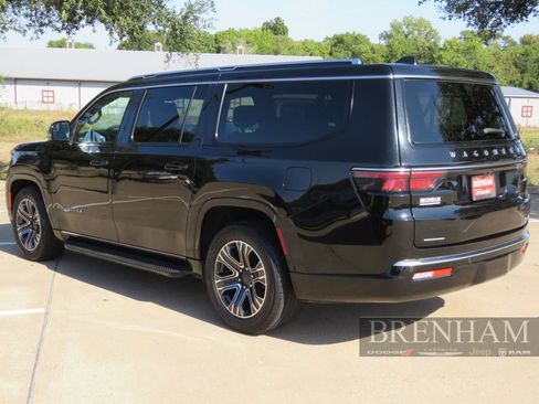 Used 2023 Jeep Wagoneer L Series II image 3