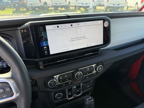 Used 2025 Jeep Wrangler Sahara image 19