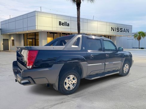 Used 2002 Chevrolet Avalanche Base w/ North Face Edition image 3