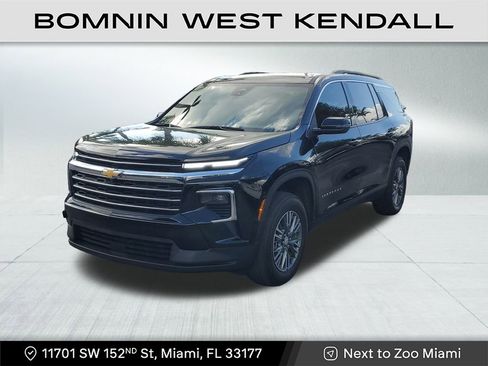 Used 2025 Chevrolet Traverse LT image 3