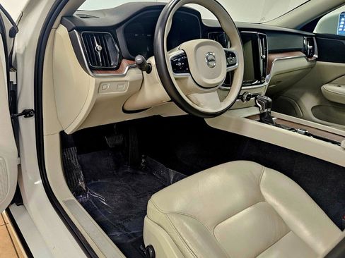 Used 2021 Volvo S60 T5 Momentum w/ Climate Package image 10