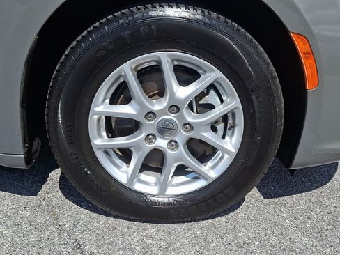 Used 2023 Chrysler Pacifica Touring-L FWD image 8