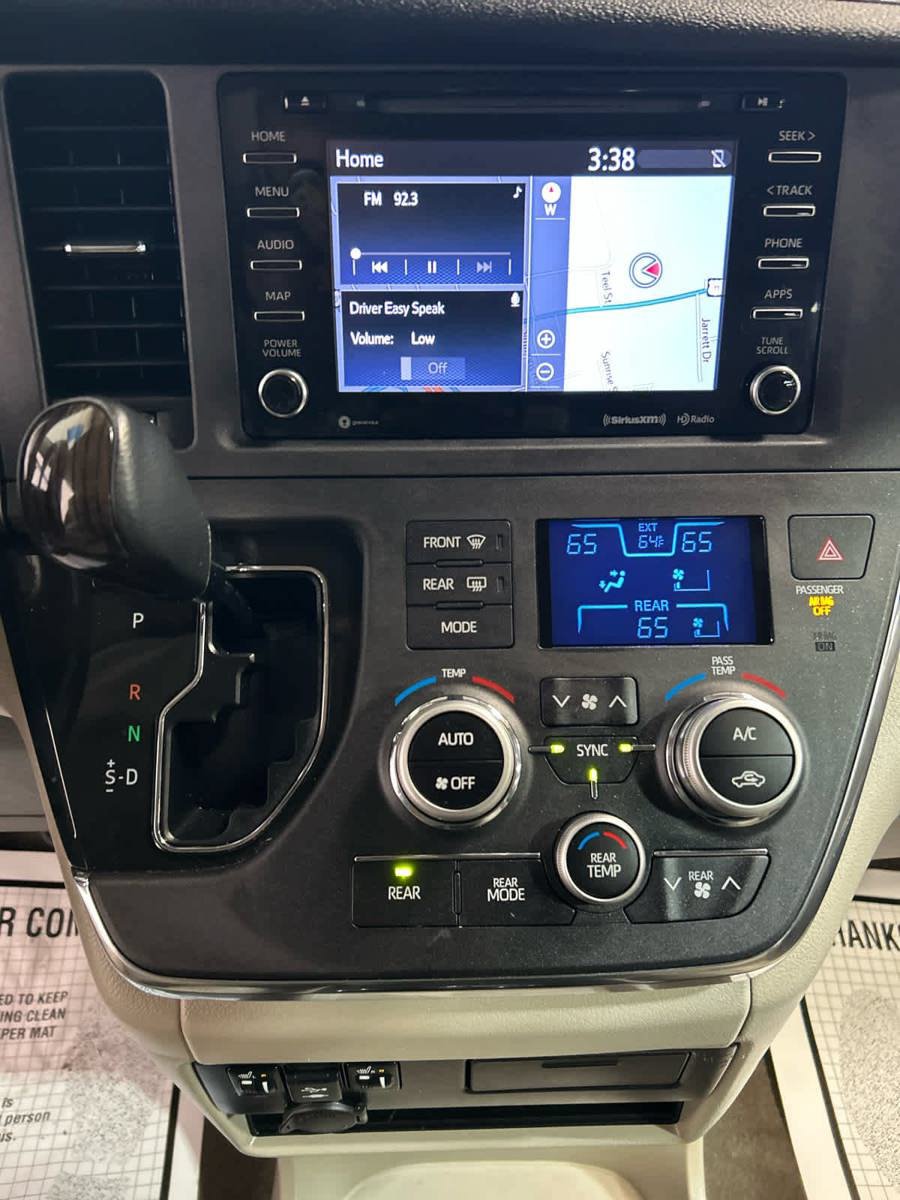 Used 2018 Toyota Sienna XLE w/ XLE Navigation Package FWD image 9