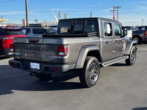 Used 2024 Jeep Gladiator Sport image 3