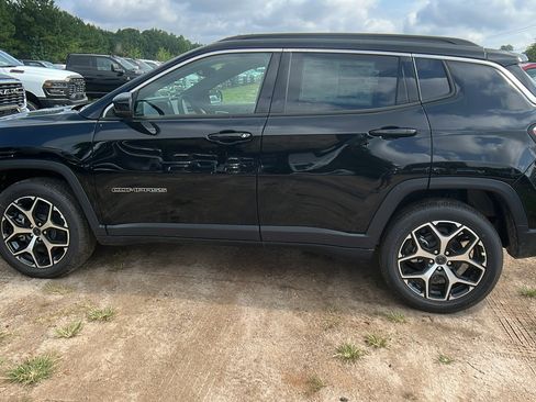 New 2025 Jeep Compass Limited image 11