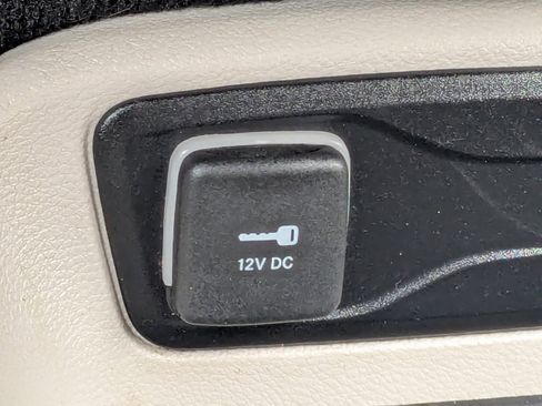 Used 2023 Chrysler Pacifica Touring-L image 28