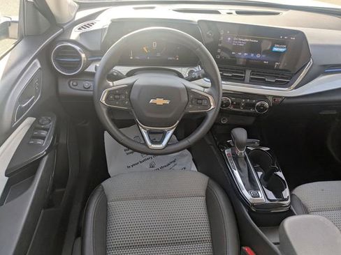 Used 2025 Chevrolet Trax LT w/ LT Convenience Package image 28