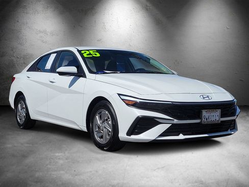 Certified 2025 Hyundai Elantra SE image 2
