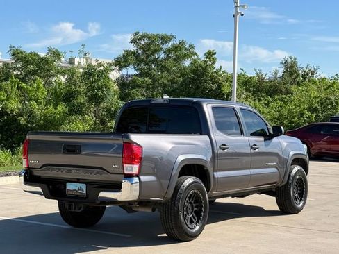 Used 2017 Toyota Tacoma SR5 w/ Tow Package image 4