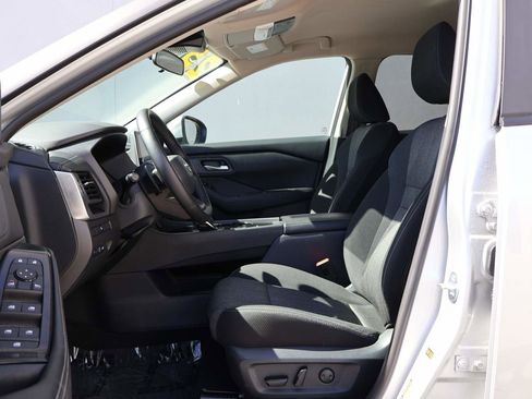 Used 2025 Nissan Rogue SV FWD image 8