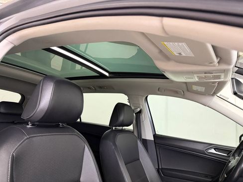 Used 2019 Volkswagen Tiguan SE w/ Panoramic Sunroof Package image 27