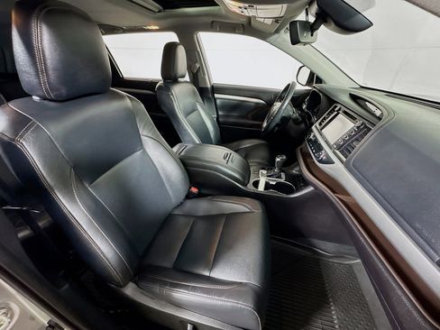 Used 2019 Toyota Highlander XLE AWD/4WD image 27