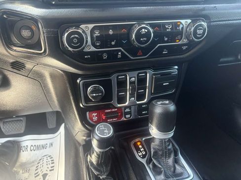Used 2025 Jeep Wrangler Unlimited Rubicon w/ Convenience Group AWD/4WD image 37
