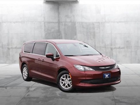 Used 2022 Chrysler Voyager LX FWD image 2