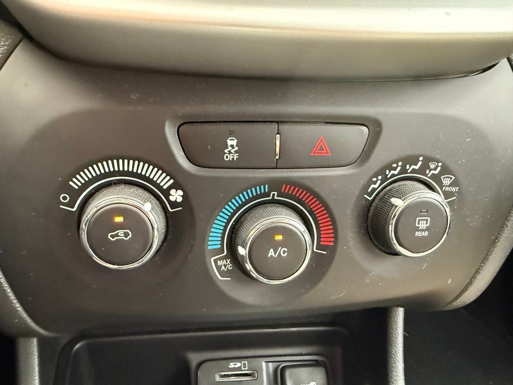 Used 2017 Jeep Cherokee Sport FWD image 19