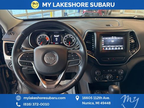 Used 2019 Jeep Cherokee Latitude Plus w/ Cold Weather Group image 18