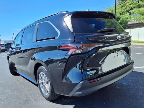 Used 2023 Toyota Sienna LE AWD/4WD image 32