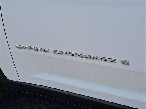 Certified 2023 Jeep Grand Cherokee Laredo X AWD/4WD image 29