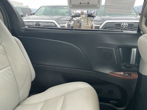 Used 2018 Toyota Sienna Limited Premium image 26