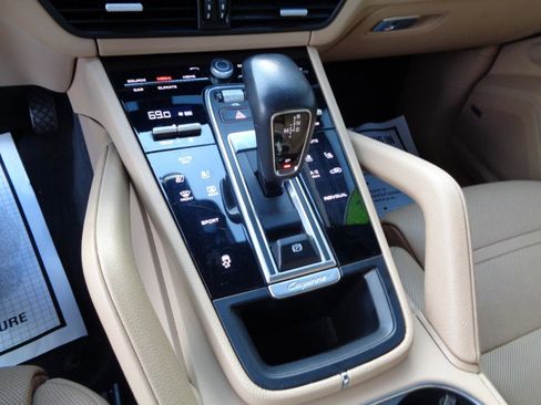 Used 2021 Porsche Cayenne AWD/4WD image 12