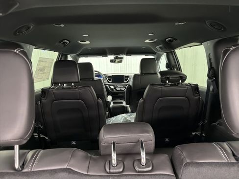 New 2026 Chrysler Pacifica Select image 9