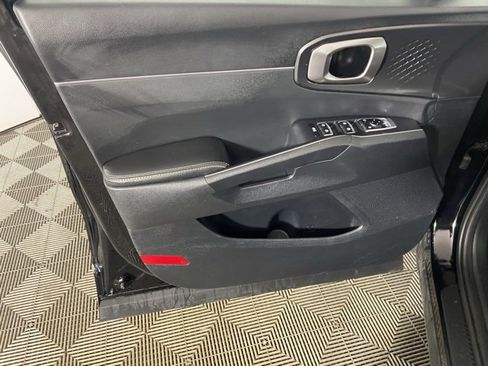 Used 2024 Kia Sorento S image 17