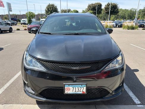 Used 2020 Chrysler Pacifica Touring-L FWD image 8