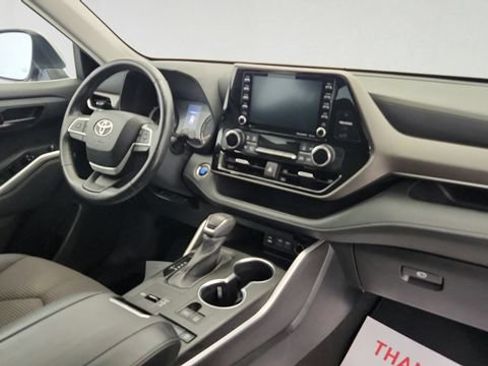 Used 2022 Toyota Highlander LE FWD image 28