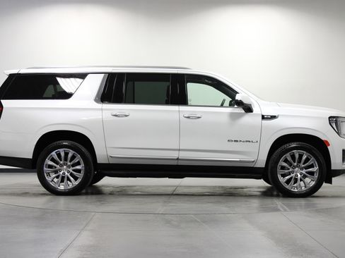 Used 2024 GMC Yukon XL Denali AWD/4WD image 3