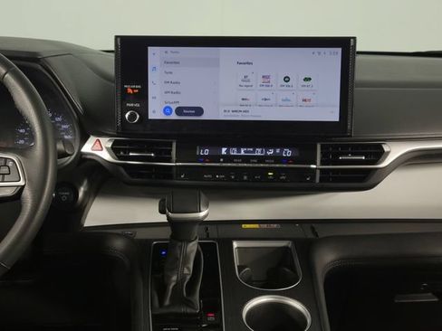 Used 2025 Toyota Sienna XLE FWD image 25