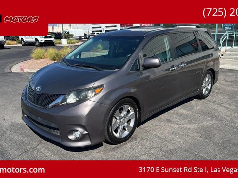 Used 2013 Toyota Sienna SE image 1