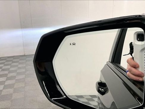 Used 2024 Chevrolet Suburban Z71 image 30