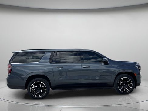 Used 2021 Chevrolet Suburban RST w/ Luxury Package AWD/4WD image 2