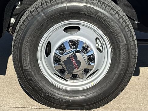 New 2026 GMC Sierra 3500 SLT w/ SLT Convenience Package image 31
