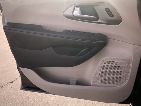 Used 2023 Chrysler Pacifica Touring-L image 22