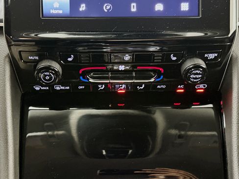 Used 2023 Jeep Grand Cherokee Laredo w/ Luxury Tech Group I AWD/4WD image 23